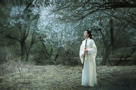 江山笑烟雨遥出自什么歌 江山笑烟雨遥歌词