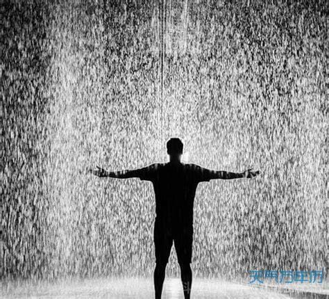 梦见下雨淋雨