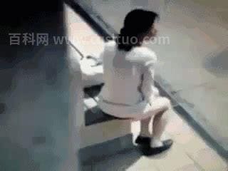 梦见女人拉屎