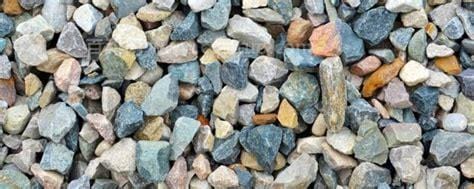 地上铺着一大堆什么的石头