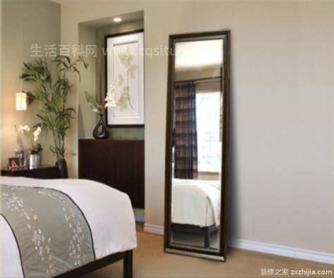 酒店的大镜子对着床做什么用的，让房间看起来更大更空旷