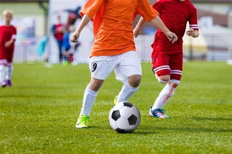 小孩踢足球的好处和坏处，锻炼身体／培养团队合作意识／提升自信心
