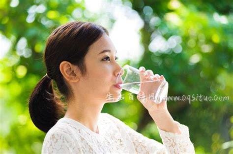 早上空腹喝水3个危害,长时间过量饮水引起水中毒