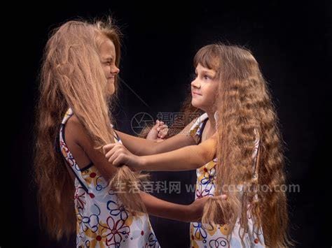 一个女生摸了另一个女生头发，可能代表着对她的关心优质