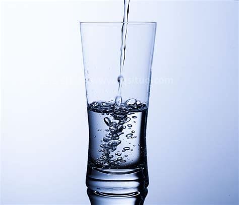 用高硼硅玻璃杯喝热水有害吗